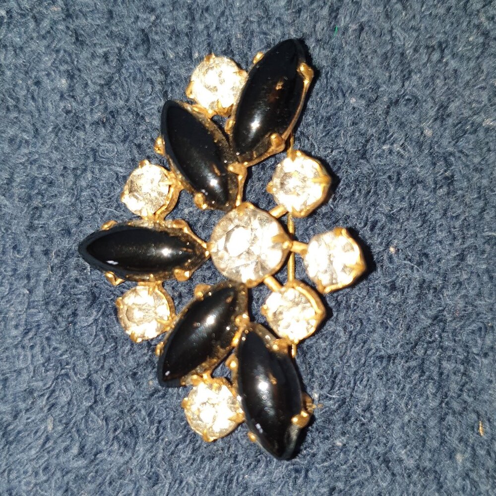 ✨ Vintage Glamour White Rhinestone & Black Stone Gold-Tone Brooch ✨
